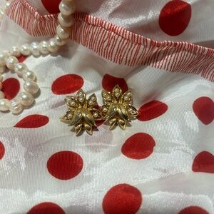 Rare 1950s Vintage Lisner Clip-On Pearl & Gold Flower Earrings — Mid Century